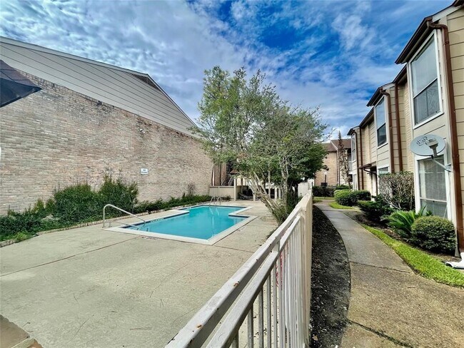 Building Photo - 2100 Wilcrest Dr