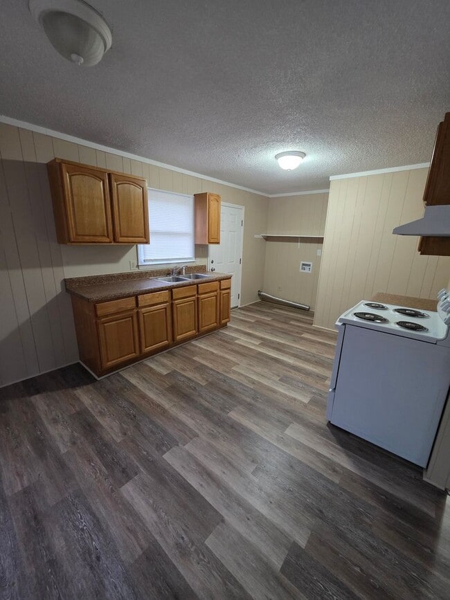 Building Photo - 3 BR - Looks New!!!!