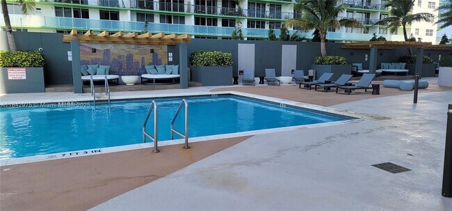 Building Photo - 1750 N Bayshore Dr