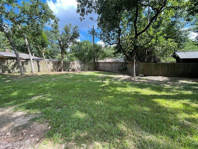 Building Photo - 230 Hollywood Dr