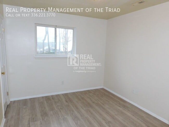 Building Photo - Spacious 2 Bedroom Apartment at Parker Place