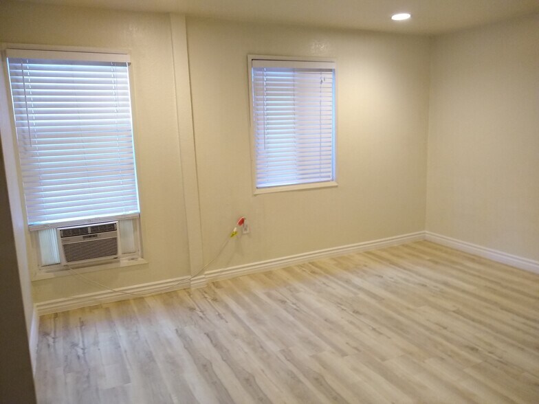 Building Photo - 2326 Riverside Dr