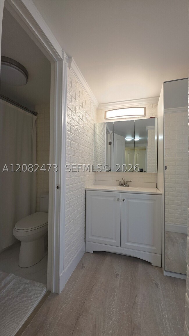 Building Photo - 1301 NE Miami Gardens Dr