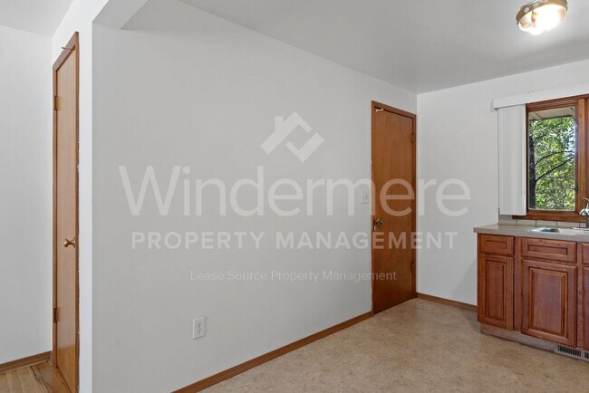 Building Photo - 902 E Rockwell Ave