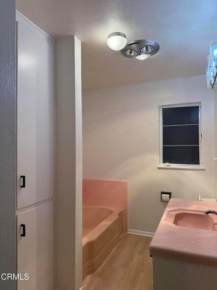 Building Photo - 5651 N Bryn Mawr St