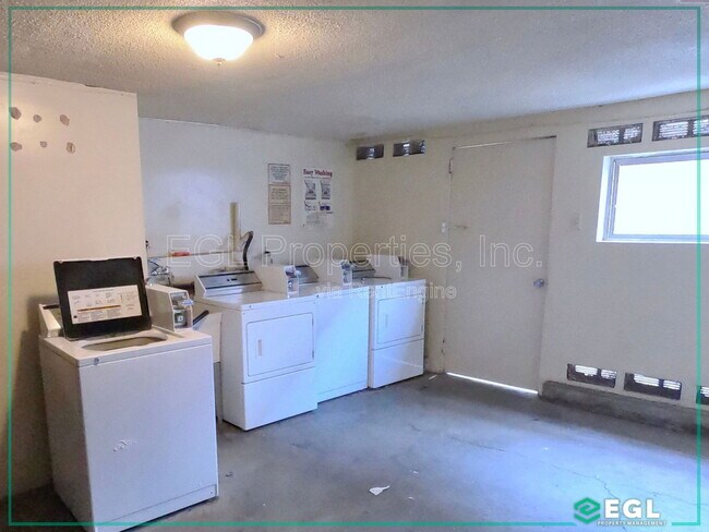 Building Photo - 1006 N Orange Grove Ave