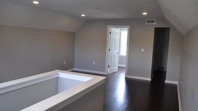 Building Photo - Thoughtfully Designed 3-Bedroom with Uniqu...