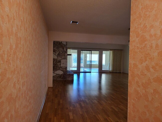 Building Photo - 547 Fairway Dr