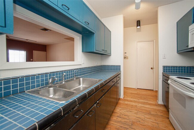 Building Photo - 8101 El Mundo St