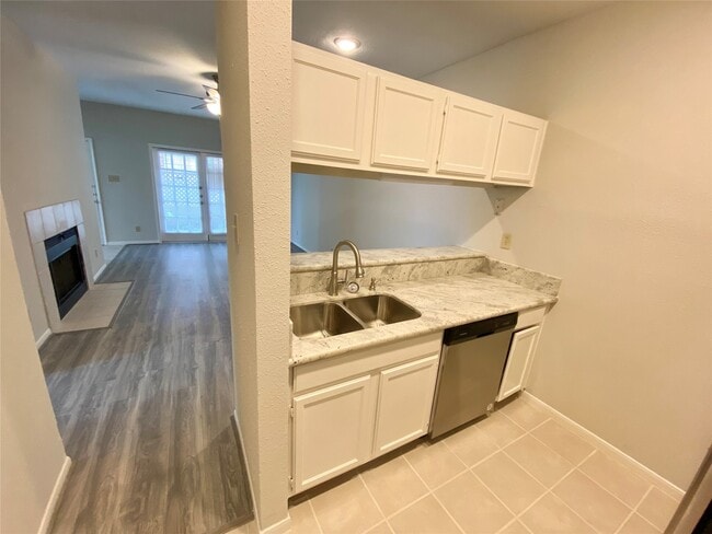 Building Photo - 2121 El Paseo St