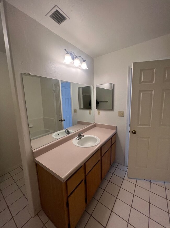 Building Photo - Comfortable & Attractive 3 Bedroom 2 Bath East Side Home Convenient to Everything