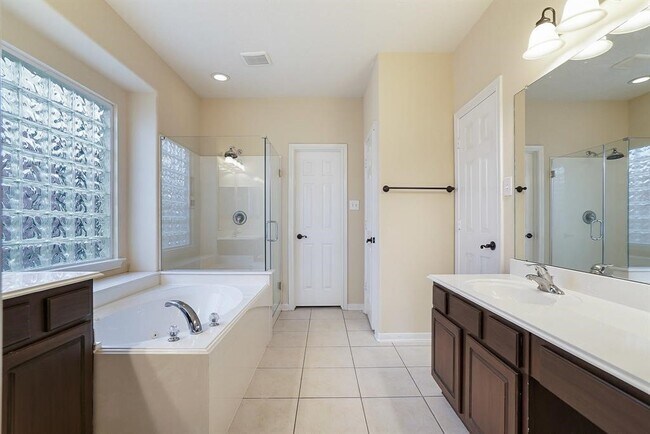 Building Photo - 7211 Emerald Run Ln