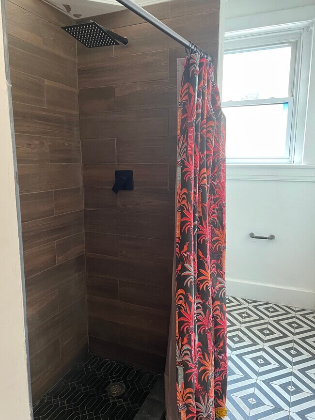 Building Photo - 2158 Sherwood Ave