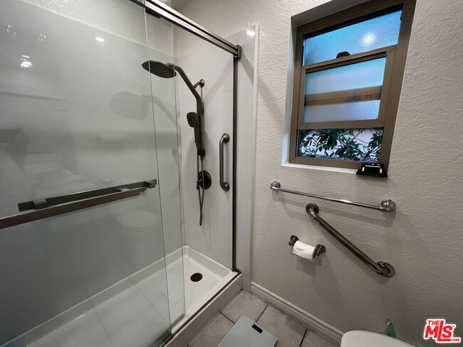 Building Photo - 7825 Seaglen Dr
