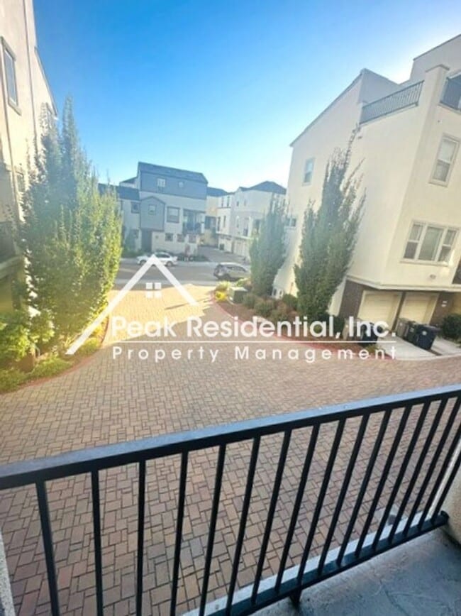 Building Photo - Beautifully Updated 1bd/1ba Land Park Area Condo with 1 Car Garage!