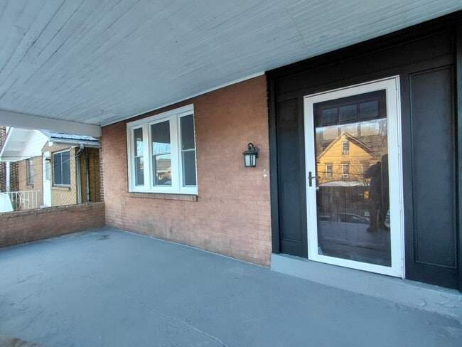 Building Photo - Beautiful Four Bedroom Home In Forest Hills