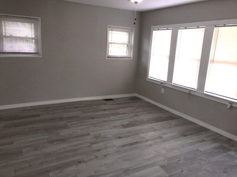 Living room - 2216 W Woodlawn Ave