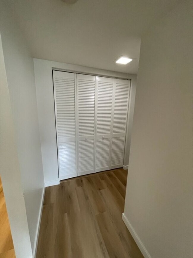 Building Photo - Large 2 Bedroom, 2 Bath Condo with 2 Parki...