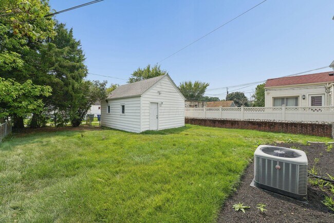 Building Photo - 375 E Royal Forest Blvd