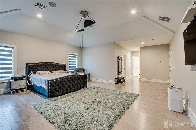 Building Photo - 3979 Park Ave