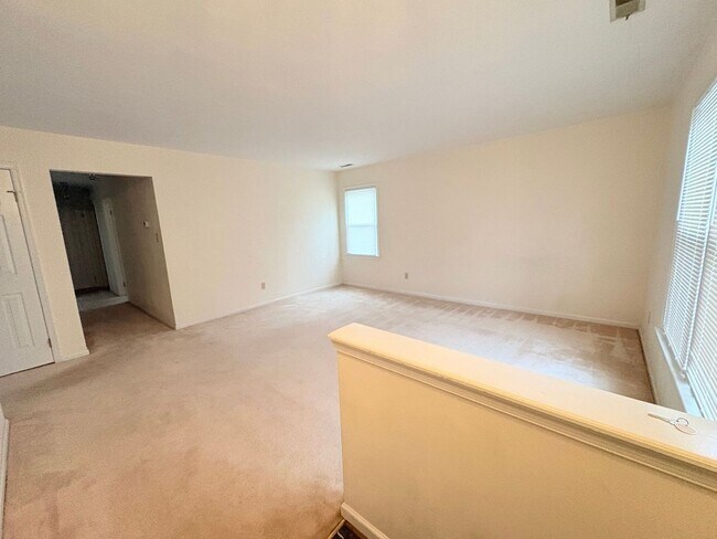 Building Photo - 3 BED / 2 BATH SINGLE FAMILY