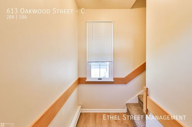 Building Photo - 613 Oakwood St
