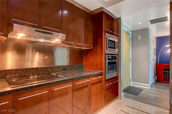 Building Photo - 2700 S Las Vegas Blvd