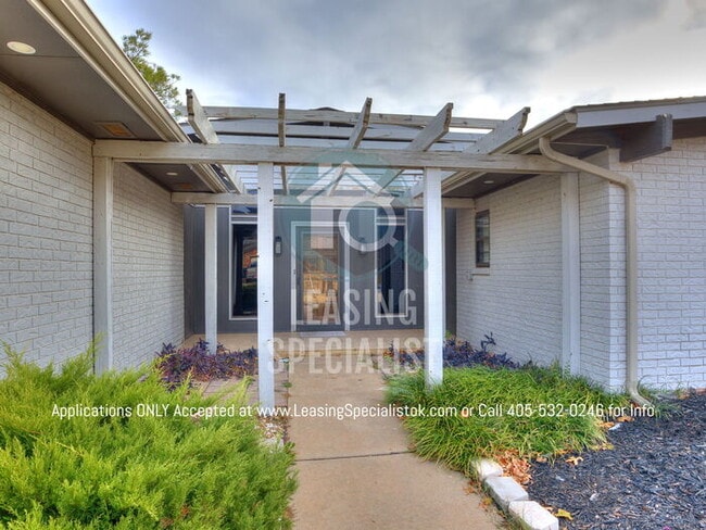 Building Photo - Warr Acres 3 Bed 2 Bath Home with a Pool!!