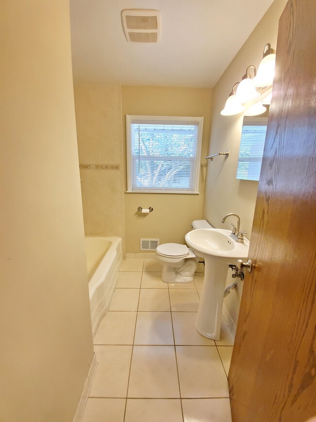 Building Photo - 1452 13th Ave NW