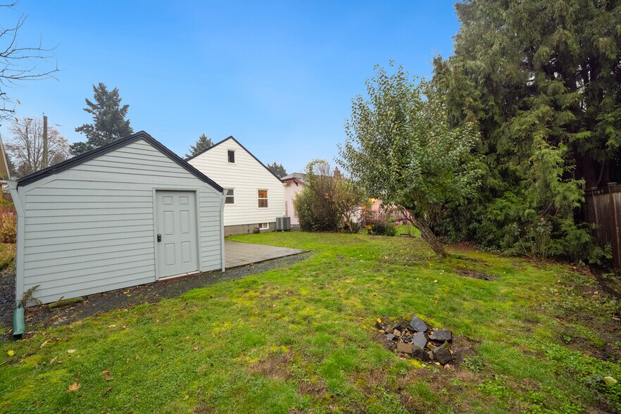 Building Photo - 2323 SE Pine St