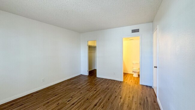 Building Photo - Las Vegas 2-Bed, 2-Bath Condo in Secure Ga...