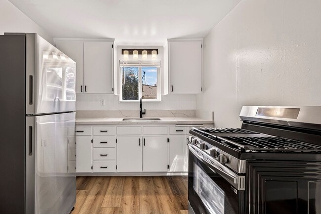 Building Photo - MOVE IN SPECIAL $3000 if lease signed by July 2026!!      3 Bedroom Home Close to CSUC!