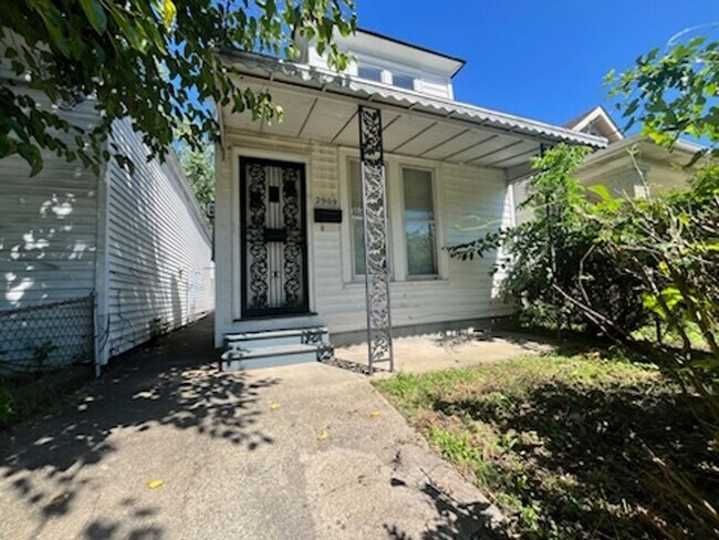 Building Photo - 2909 S 5th St