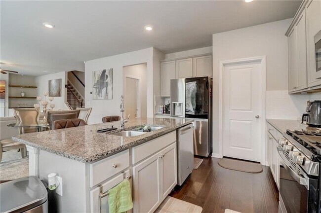Building Photo - 7246 Gladstone Cir