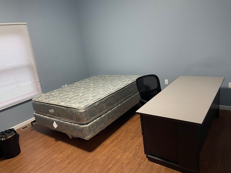 Building Photo - 1909 Greenbush St