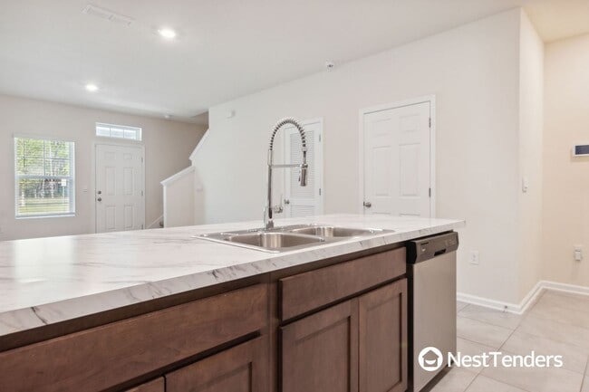 Building Photo - Beautiful Townhome with Two Primary Suites!