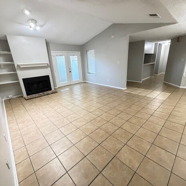 Building Photo - 2640 Glenmore Dr
