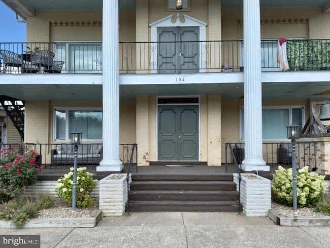 Building Photo - 104 S Front St