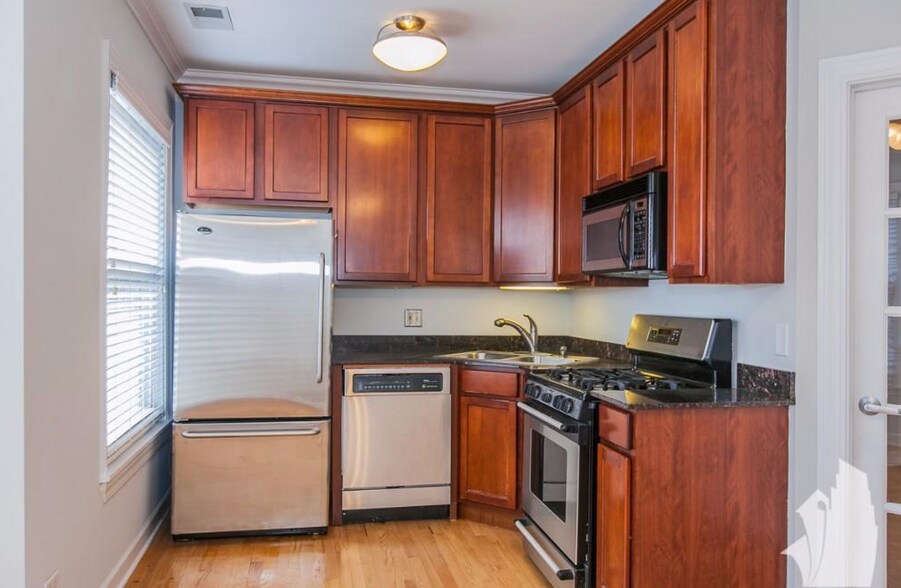 Building Photo - 628 W Roscoe St