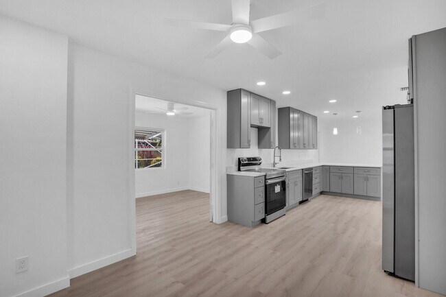 Building Photo - 865 SE Tierra Ct