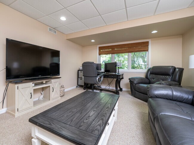 Building Photo - 12 Boulevard Dr