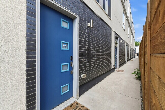 Building Photo - $3,640.95 with $300 Off the first month's rent, 2 Bed, 2.5 Bath Townhome in Denver with Rooftop P...