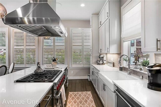 Building Photo - 3 br, 2.5 bath House - 957 W McGraw St #2