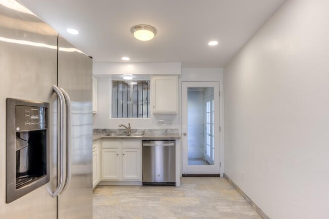 Building Photo - 417 E Jacinto St