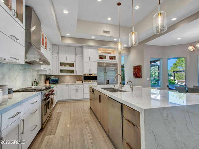 Building Photo - 6031 E Paradise Dr