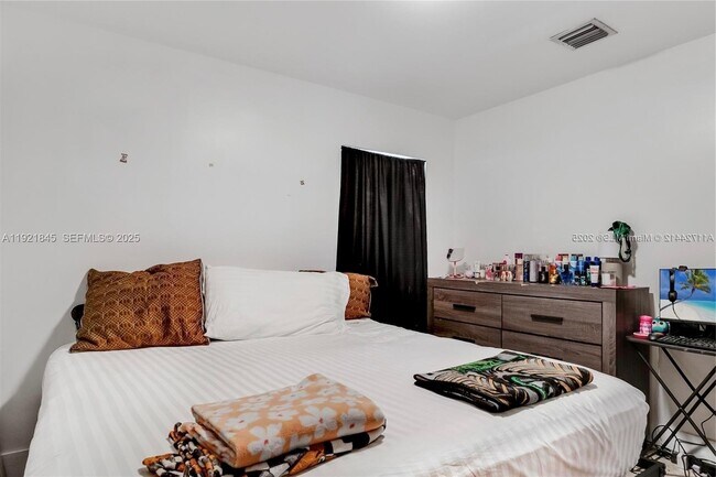 Building Photo - 219 NW 7th Ct