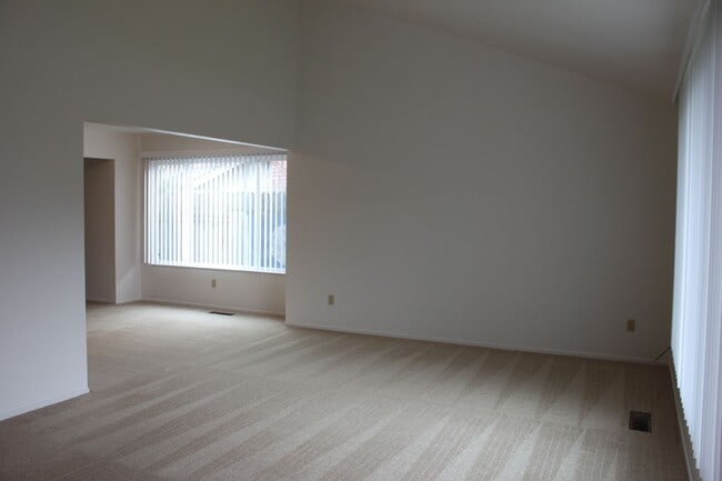 Building Photo - 3 Bedroom Home in Sebastopol