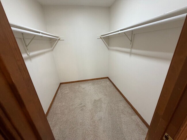 Building Photo - Lakefront 2 bed 2.5 bath townhouse!