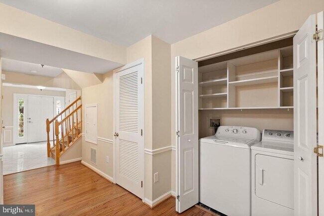 Building Photo - 917 Rolfe Pl