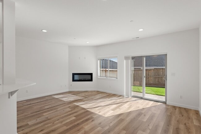 Building Photo - Pleasant Valley Villages 3 Bedroom Townhome with Community Center